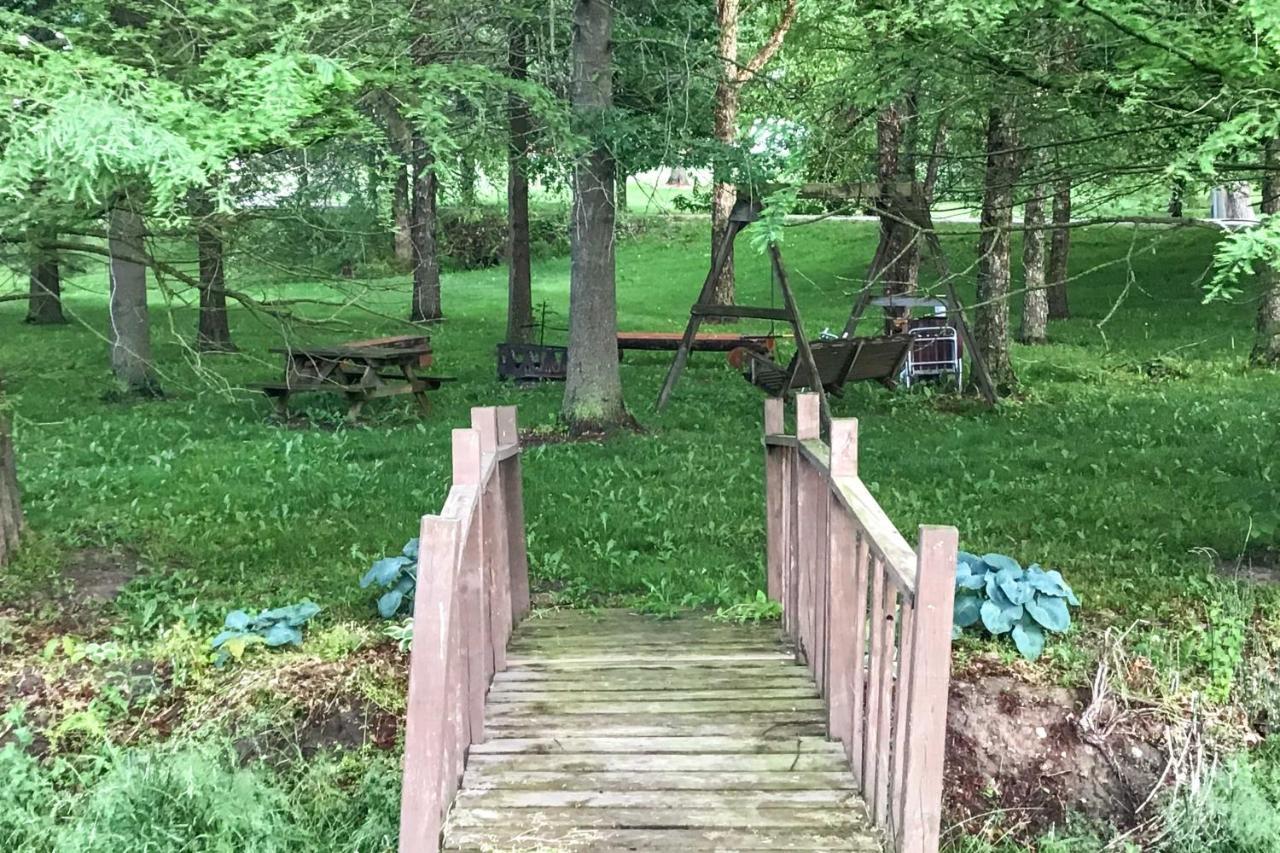 Honey House Cabin - A Quiet Countryside Retreat! Nappanee Bagian luar foto
