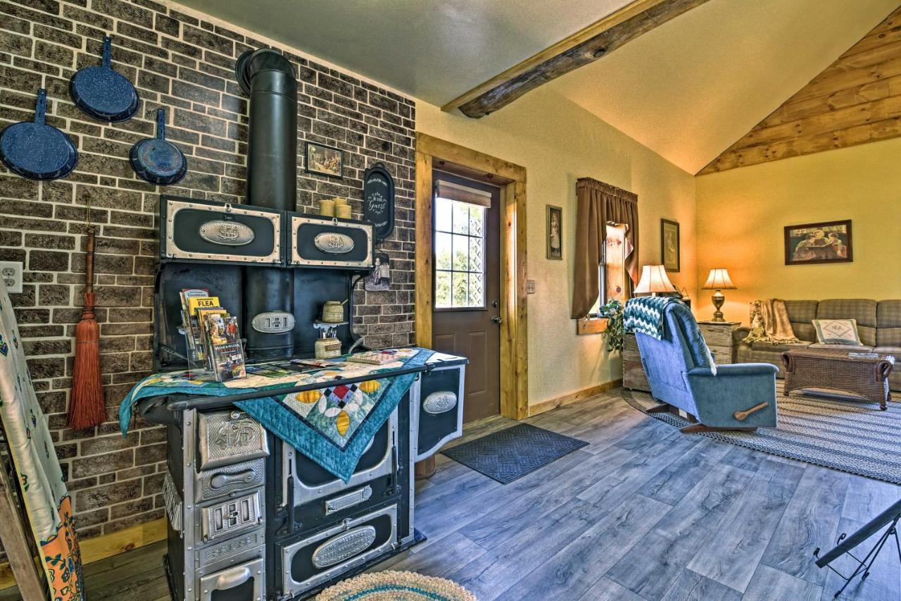 Honey House Cabin - A Quiet Countryside Retreat! Nappanee Bagian luar foto