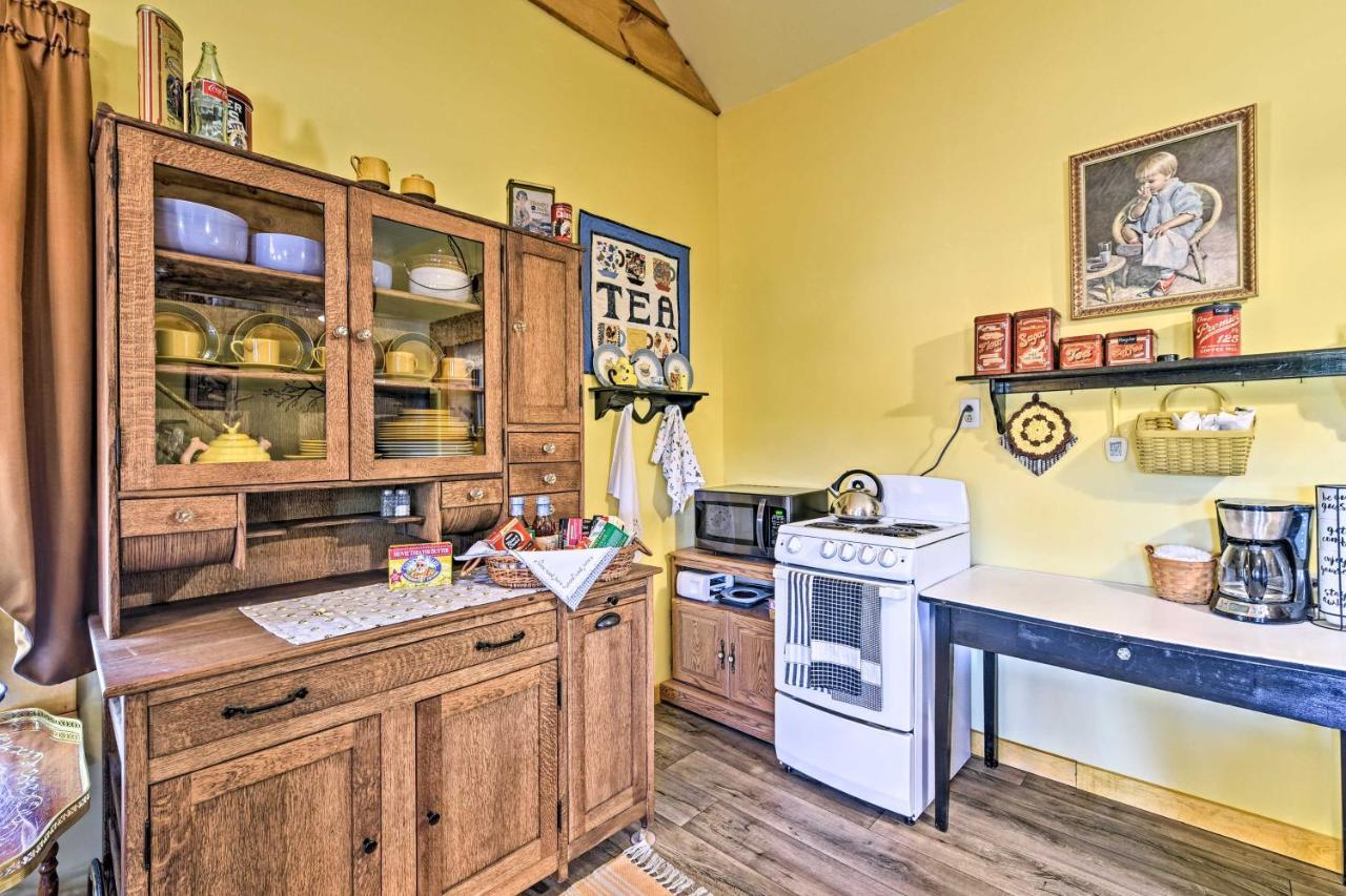 Honey House Cabin - A Quiet Countryside Retreat! Nappanee Bagian luar foto