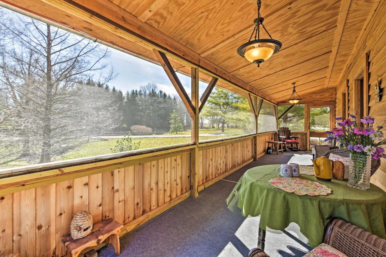 Honey House Cabin - A Quiet Countryside Retreat! Nappanee Bagian luar foto